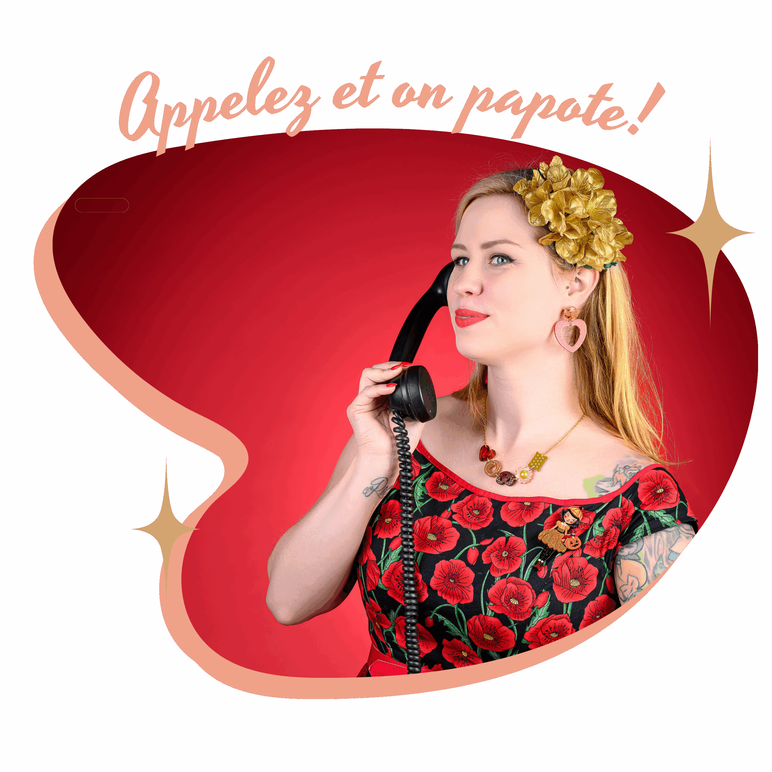 femme habillée en pinup tient un bébé et une box en kraft dans les bras. Elles sont toutes les deux très souriantes.