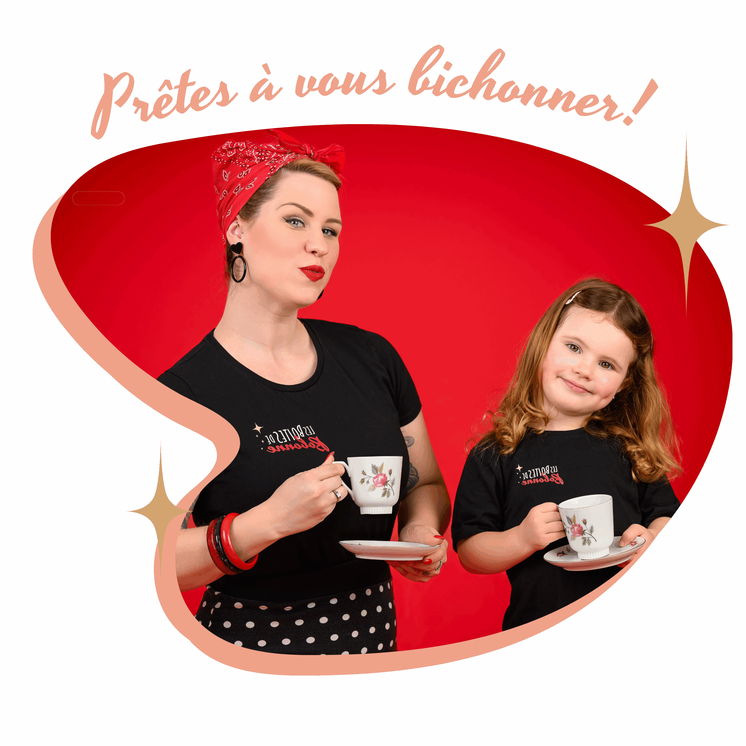 femme habillée en pinup tient un bébé et une box en kraft dans les bras. Elles sont toutes les deux très souriantes.