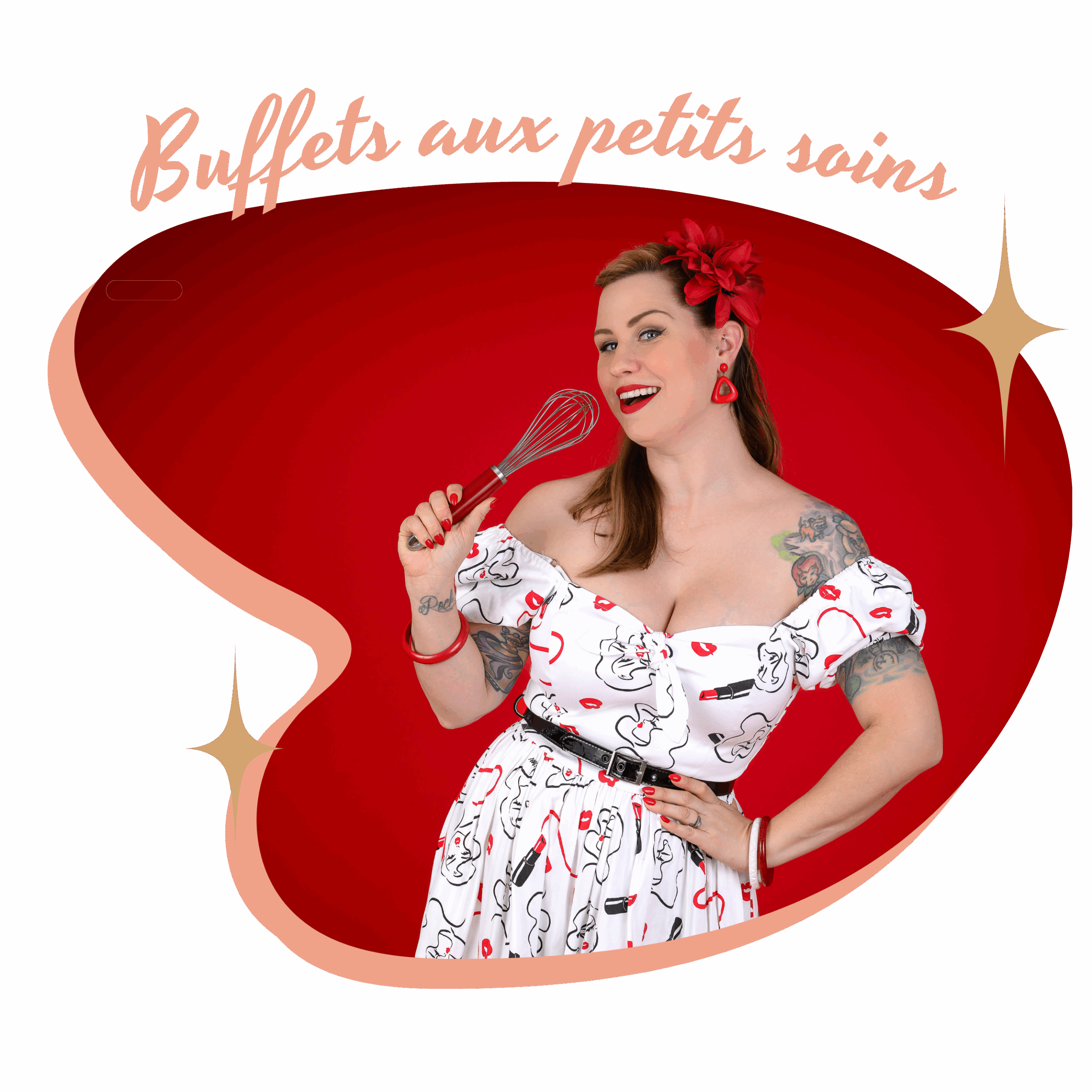 jeune femme présentant un plat avec sauce cocktail et crevette. Elle a une fleur dans les cheveux, blondes, style pinup