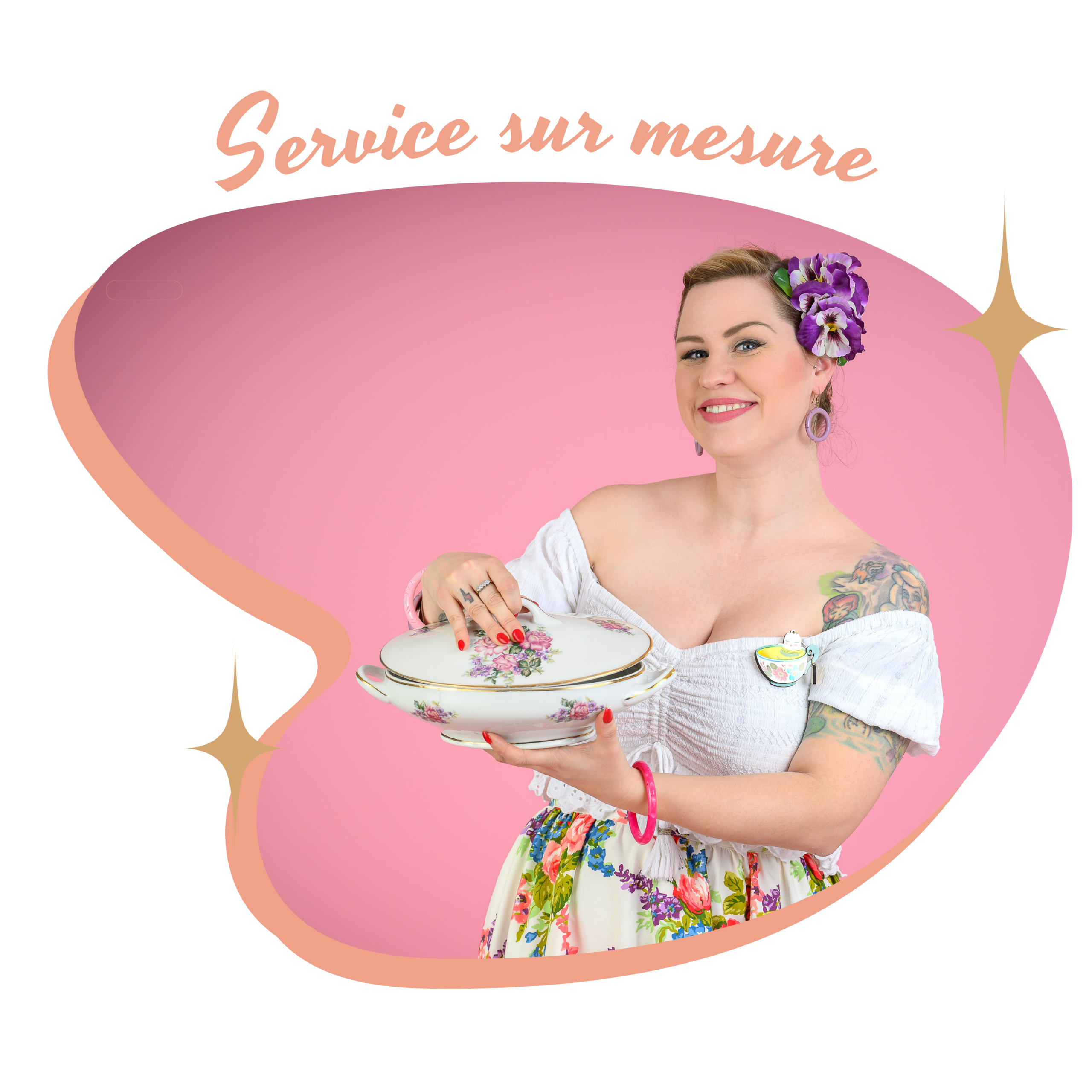 jeune femme présentant un plat avec sauce cocktail et crevette. Elle a une fleur dans les cheveux, blondes, style pinup