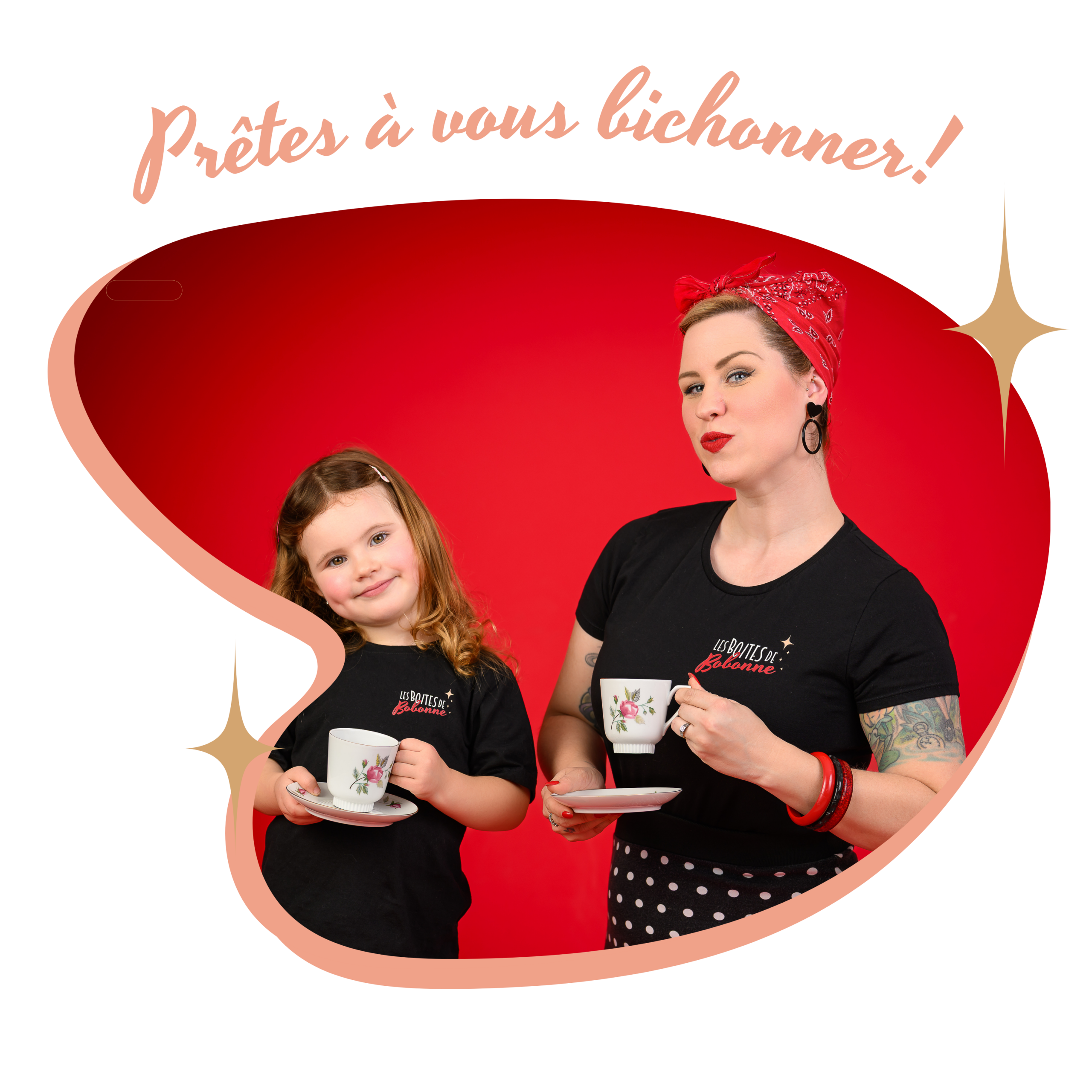 femme habillée en pinup tient un bébé et une box en kraft dans les bras. Elles sont toutes les deux très souriantes.