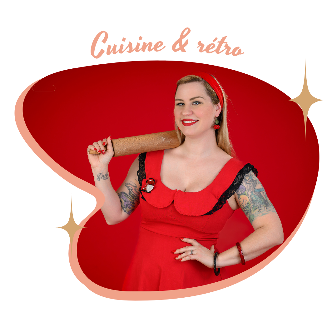 femme habillée en pinup tient un bébé et une box en kraft dans les bras. Elles sont toutes les deux très souriantes.