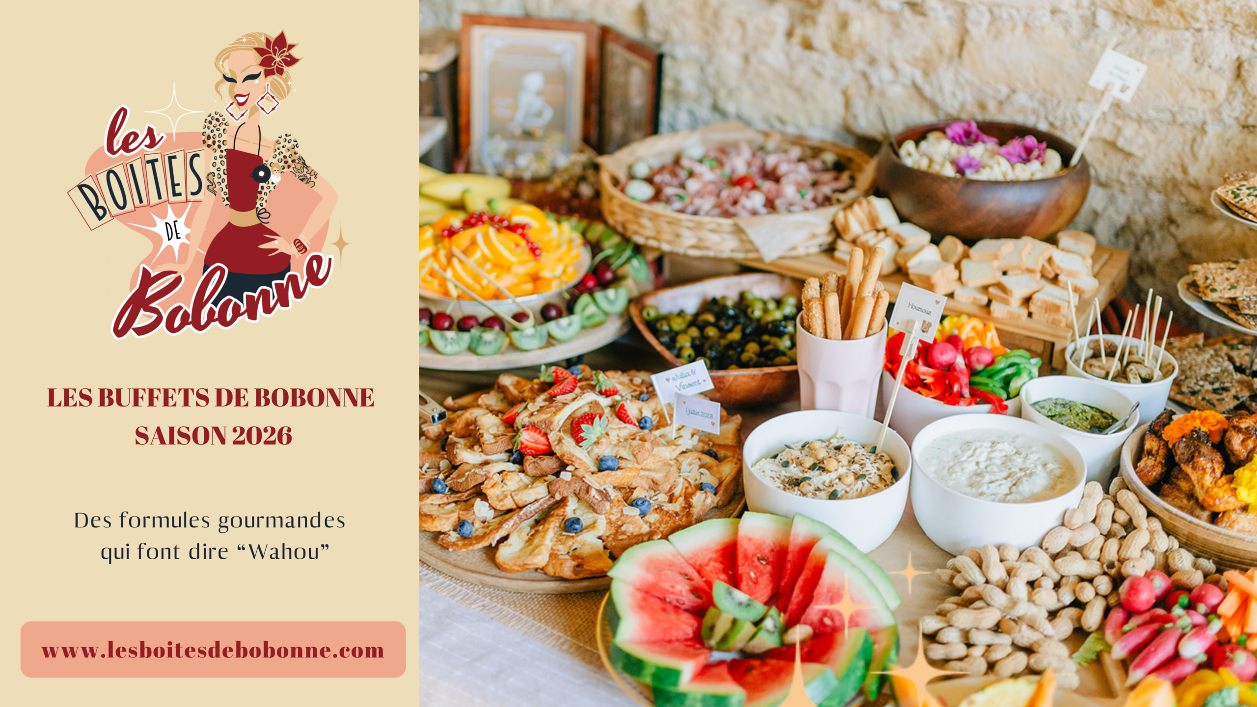 jeune femme présentant un plat avec sauce cocktail et crevette. Elle a une fleur dans les cheveux, blondes, style pinup